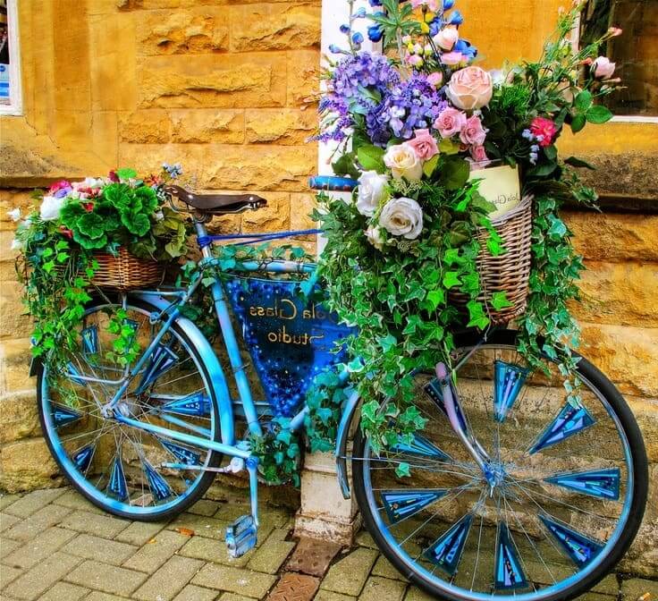 Додаткові контрастні елементи у вигляді квітів і рослин зроблять зі старого велосипеда справжній шедевр мистецтва