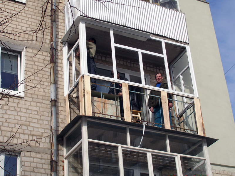 Іржа може з'являтися тільки при порушенні захисного полімерного шару, тому облицювання балкона металопрофілем досить виправдана при дотриманні правил монтажу