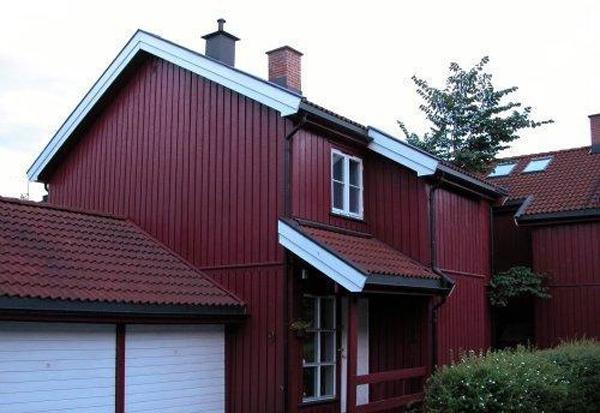 Шведської фарбою покривають тільки нестругані дошки, для обробки вікон і дверей вона не годиться