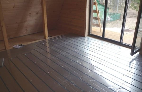 Опис легких систем водяних теплих підлог які не вимагають пристрою бетонної стяжки, наприклад в дерев'яних або каркасних будинках
