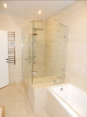 Це дозволяє робити душові зони будь-яких форм і розмірів, відповідно до габаритів і особливостями планування конкретної ванної кімнати