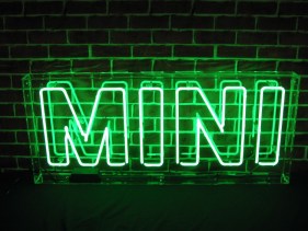 Контурне неонове освітлення будівель