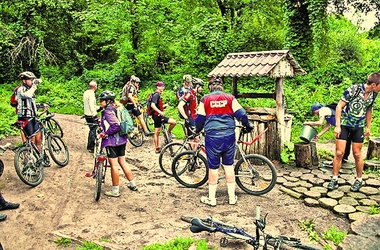 24 вересня 2012, 19:58 Переглядів:   Велосипедисти оновили старий колодязь, який знаходиться на маршруті