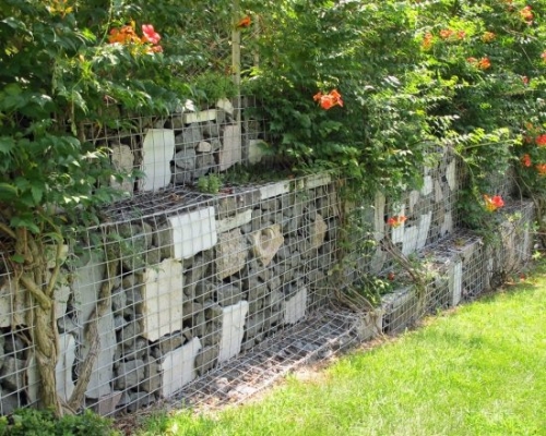 Кам'яні стіни, з пробивають паростками, надають території благородство, візуальний зістарений вигляд