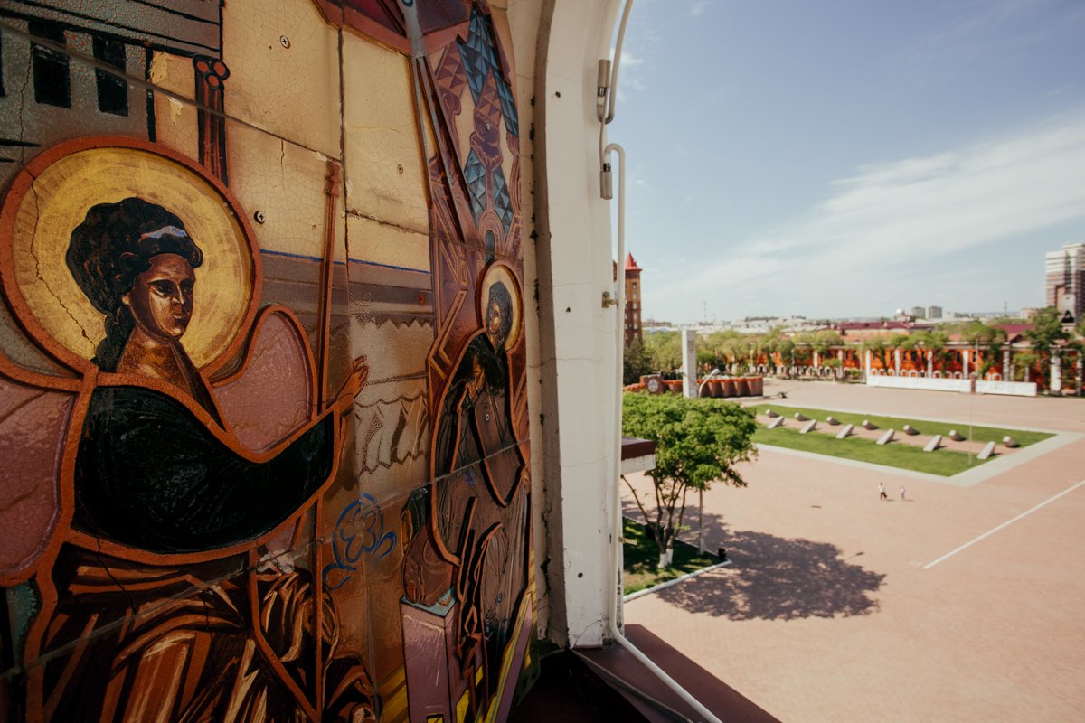 Керамічна ікона Благовіщення, яка вінчає арку з однієї зі сторін, звернена до площі Перемоги