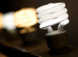 Цей міф народився від досвіду використання на підприємствах і адміністративних будівлях звичайних люмінесцентних ламп