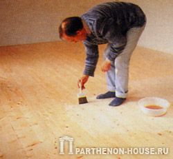 Дерев'яні підлоги при чистової обробки покривають різними паркетними лаками (нитро-, масляним, акриловим) або восковими і олійними мастиками, що не закривають пори деревини