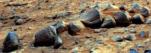 Марс бувально усіяний дрібними блакитно-сірими кульками, які зароджуються, швидше за все, в атмосфері під час пило-піщаних бурь, щось на зразок марсіанського граду