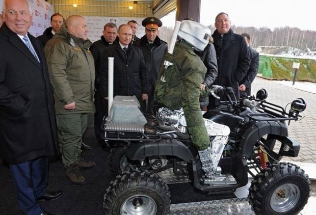 Прихильники заборони побоюються, що вже через 5-10 років на полях битв з'являться бойові машини, здатні самостійно вибирати собі цілі для атаки