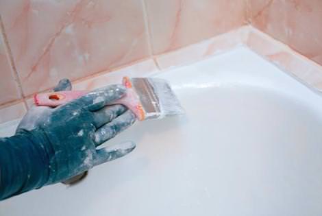 Фарбування ванни має безліч особливостей і важливих нюансів, пов'язаних, перш за все, з тим, що в даному приміщенні підвищений рівень вологості