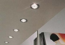 Для того, щоб вмонтувати світильник в стелю, потрібно невелику відстань в міжстельовому просторі, в залежності від типу світильника і від застосовуваної лампи